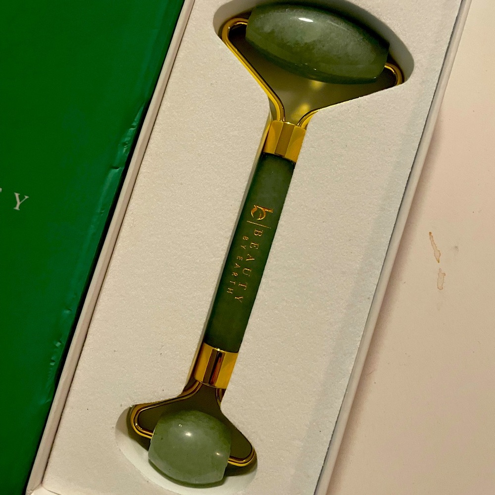 Brand New Never Used Beauty By Earth Jade Roller